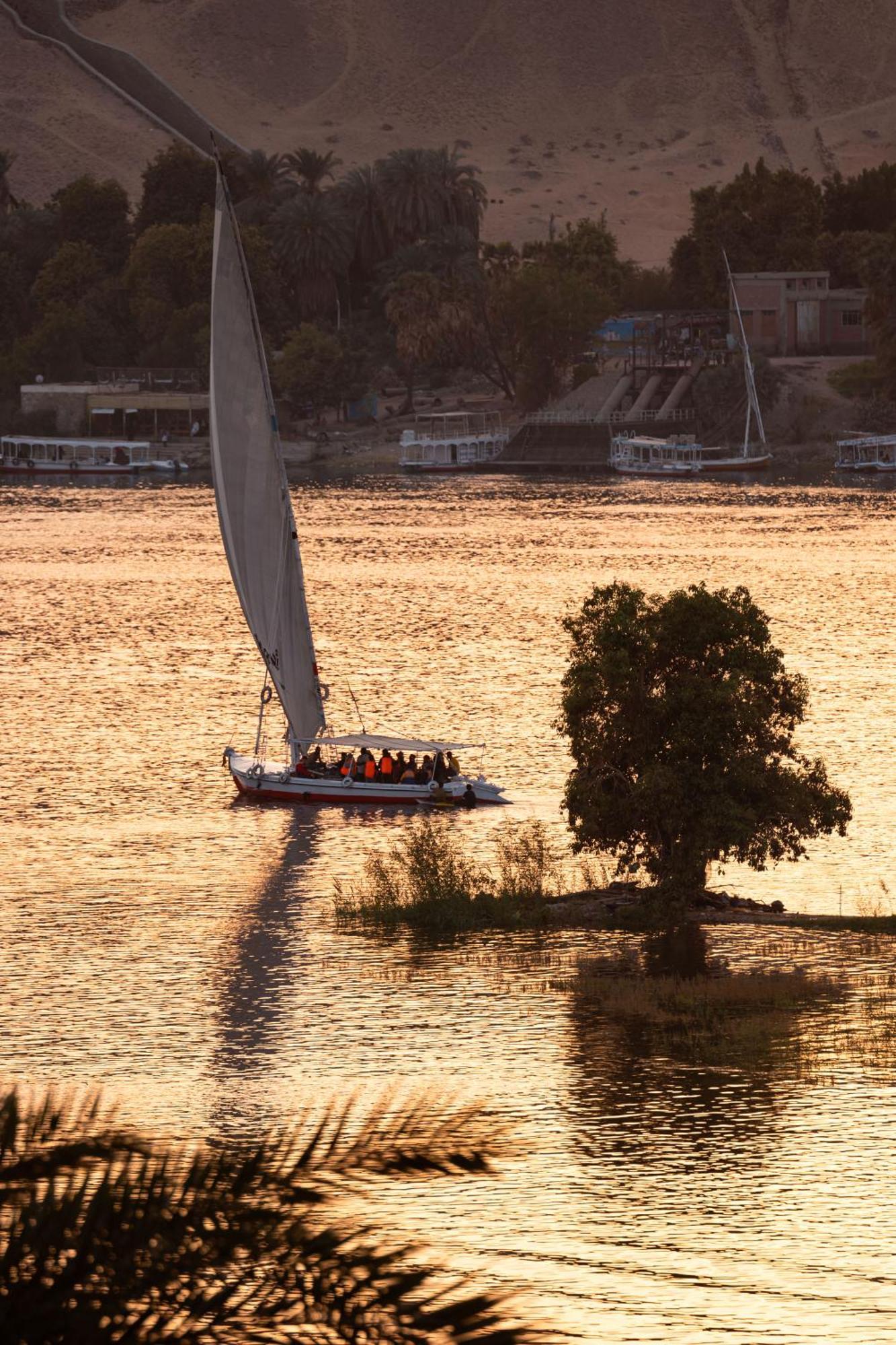 Apartment Relaxation, Fresh Air, And A Direct View Of The Nile Naj'al Amrab